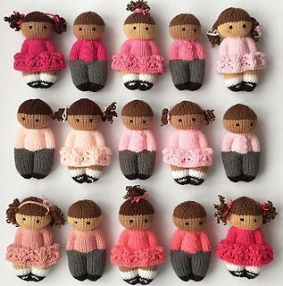Hübsches Izzy Dolls Muster von Esther Braithwaite - Stricken Ideen #instructionstodollpatterns