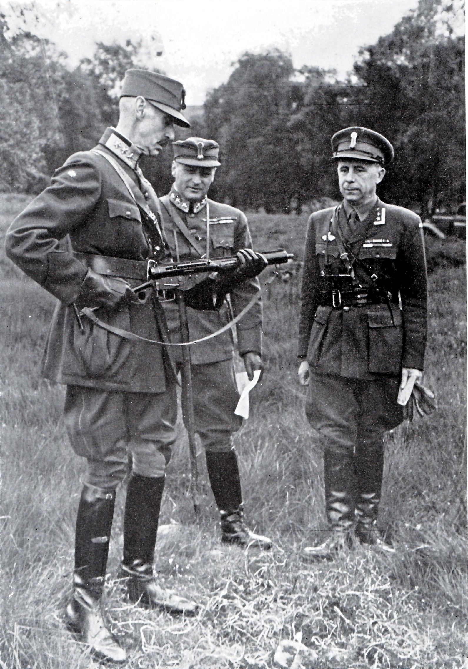 [Photo] King Haakon VII of Norway, Crown Prince Olav, and Hans Reidar Holtermann inspecting a Sten gun, Scotland, United Kingdom, circa 1943