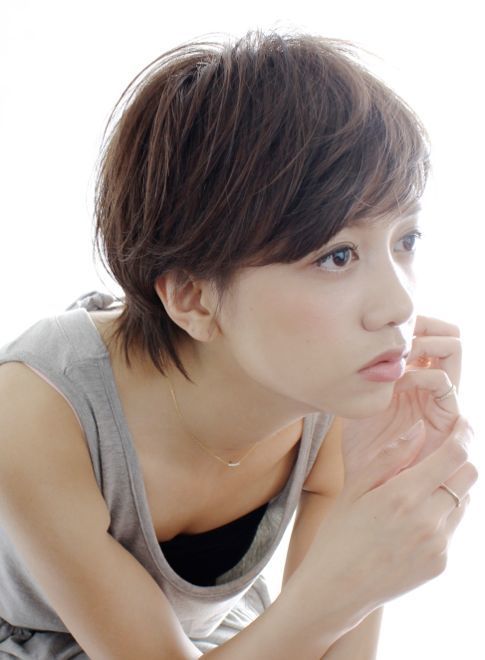 後頭部に丸みを残し 襟足はタイトにカットすることによって どの角度から見ても様になるシルエットに完成します 鮮麗された大人のショートヘアでかっこよくするには 前髪は厚めにとります 子供っぽくならないように前髪からつながる横のラインが重要なのです 顔 後頭部に丸みを残し 襟足はタイトにカットすることによって どの角度から見ても様になるシルエットに完成します 鮮麗された大人のショートヘアでかっこよくするには 前髪は厚めにとります 子供っぽくならないように前髪からつながる横のラインが重要なのです 顔