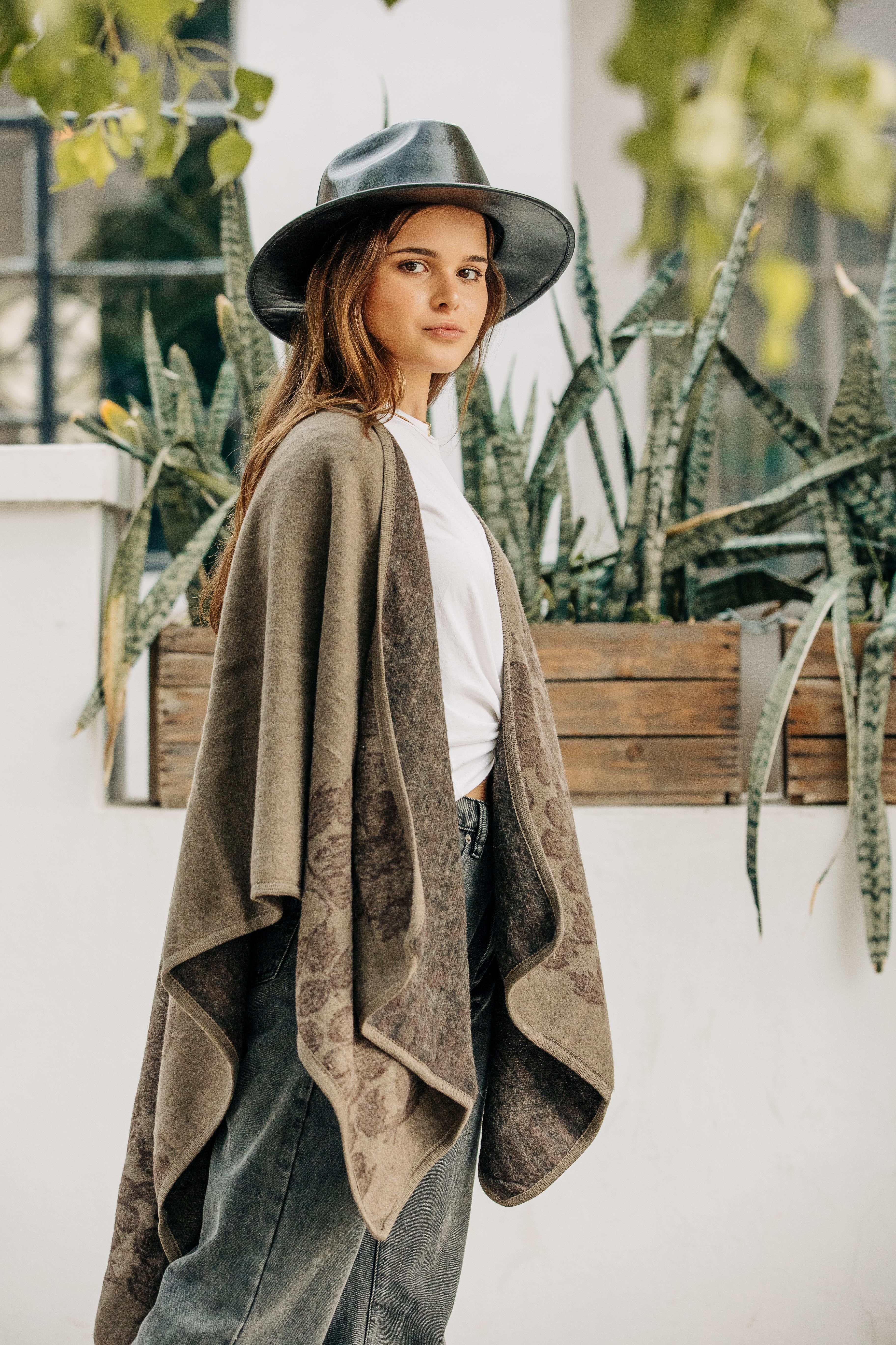 Capa flores café Capa con diseño único; print de flores, de ajuste holgado. Con tela de alta calidad ideal para la temporada de otoño - invierno. Proporciona una experiencia de uso suave y cálido. Dale un toque diferente y único a tu outfit con esta capa. Winter Season, Winter Collection, Kimono Top, Bohemian, Outfit, Seasons, Women's Top, Products, Fashion