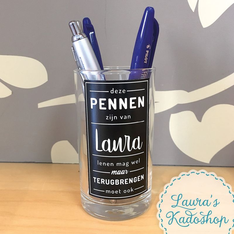 Glazen pennenhouder met naam: "Deze pennen zijn van JUF LAURA lenen mag wel maar terugbrengen moet ook" #collega #afscheid #juf #meester #kado #cadeau #verjaardag #lauraskadoshop Starbucks Iced Coffee Bottle, Perfume Bottles, Drinks, Laura, Drinking, Beverages, Perfume Bottle, Drink, Beverage
