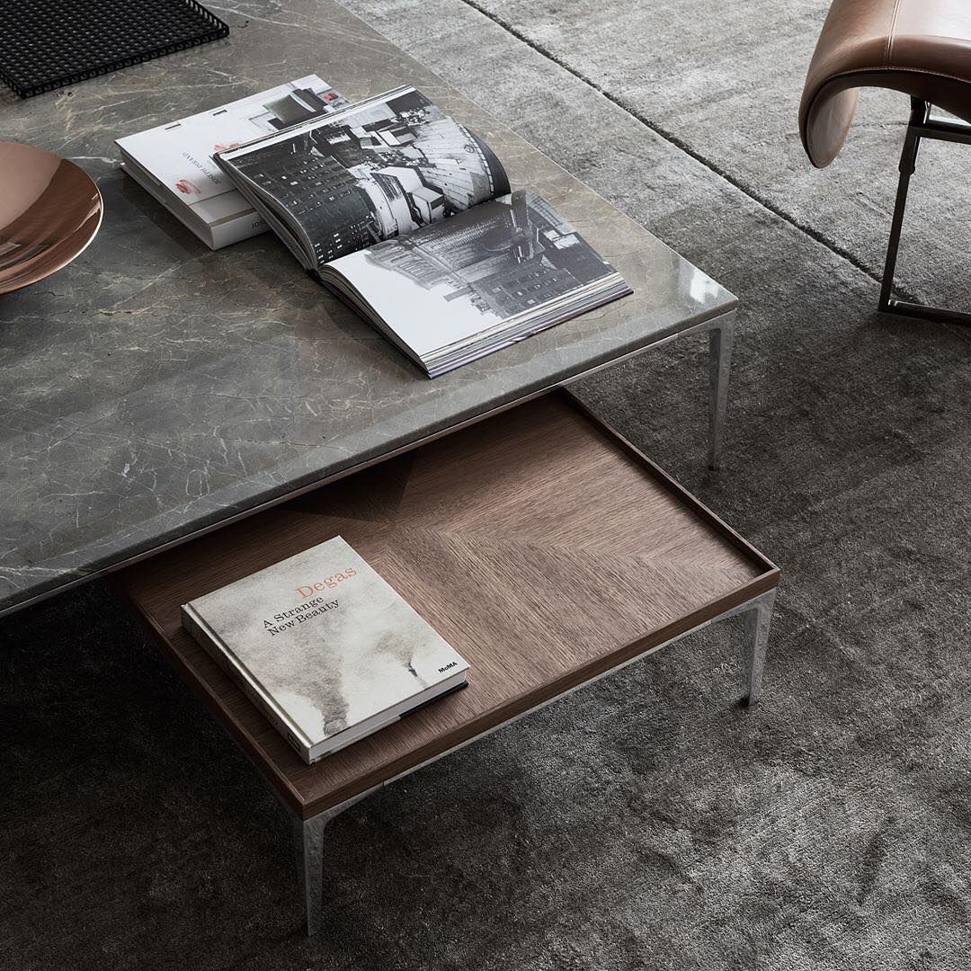 Rimadesio tray tafel met aluminium lucido onderstel en een crystal grijs marmer of notenhout blad. ————-/——————— #interior4you1 #wooninspiratie #binnenkijken #slaapkamer #interior_delux #designporn #wonen #vtwonen #interieurinspiratie #lovemyhome #interiør #boligpluss #rotterdam #amsterdamcity #homedecoration #interieurdesign #madeinitaly #vtwonenbijmijthuis Rimadesio, Mini Ma, Vanity Desk, Table Games, Table Furniture, Drafting Desk, Contemporary, Modern, Tray