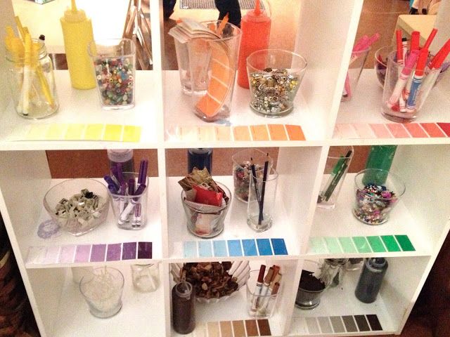 Shelves of art materials arranged by colour. Paint chips act as labels. Make art materials so appealing! (Reggio Emilia: Color - Fairy Dust Teaching) Reggio Emilia Preschool, Reggio Emilia Classroom, Reggio Inspired Classrooms, Reggio Emilia Inspired, Preschool Art, Reggio Emilia Art, Preschool Colors, Preschool Education, Early Education