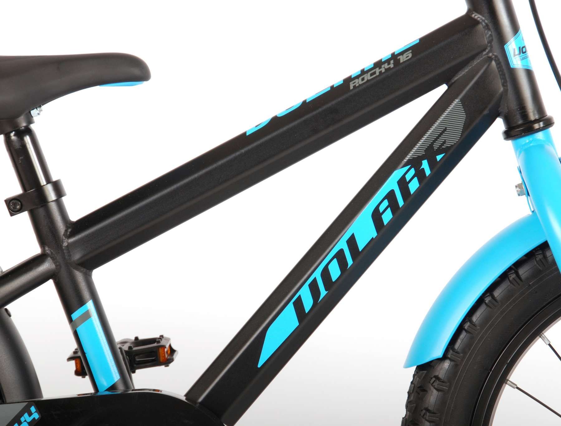 Volare Rocky 16 inch kinderfiets 95% afgemonteerd. De Volare Rocky kinderfietsrange is van superieure kwaliteit. De Rocky fiets heeft aluminium velgen, een aluminium stuurpen, betere kwaliteit trappers, zwarte spaken en een luxe super zacht zadel met greep voor ouders. De 16 inch Rocky is een stoere jongensfiets met extra brede banden, waar ieder kinderhart sneller van gaat kloppen. Ook de spatborden zijn extra groot en mooi gevormd waardoor zij al het opspattende vuil tegenhouden. Om vaart te k Extra Groot, Bicycle, Vehicles, Products, Bike, Bicycle Kick, Bicycles, Car, Gadget