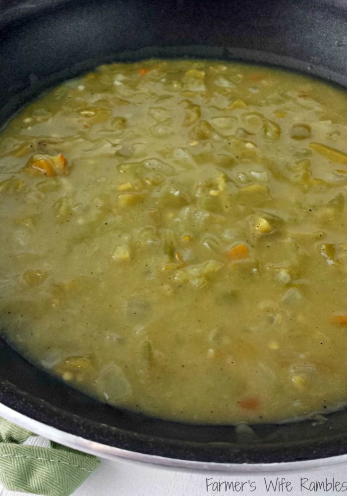 It's always nice to have a simple green chili sauce recipe at your fingertips. Adjust the heat of your green chili sauce by using mild to hot green chilies. Green Chili Recipes, Chile Recipes, Recipe For Green Chili Sauce, Homemade Green Chili, Green Chile Sauce, Green Chilies, Green Sauce, Green Chile Enchilada Sauce, Green Chili Verde