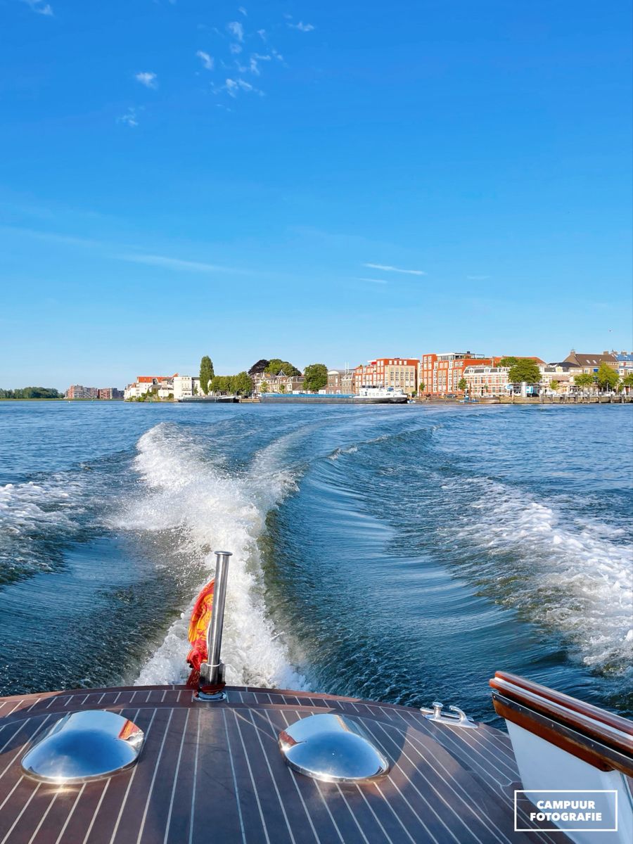 Gisterenavond een keer #Dordrecht vanaf het water gezien. Echt een aanrader! Wij hebben met Sibarone gevaren. Het stond al een tijdje op mijn lijstje om mijn stadje een keer vanaf het water te zien. Gisteren was het zover. En ik heb geen minuut spijt gehad. Was, Villa, Outdoor, Outdoors, Outdoor Games, The Great Outdoors, Fork, Villas