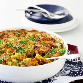 Kasvikset, broileri ja riisi samassa mehevässä paketissa! Arjen kätevin uuniruoka syntyy helposti yhdessä vuoassa. Food Drinks Dessert, Food And Drink, Good Food, Yummy Food, Delicious, Cooking Recipes, Healthy Recipes, Sweet And Salty, Desert Recipes