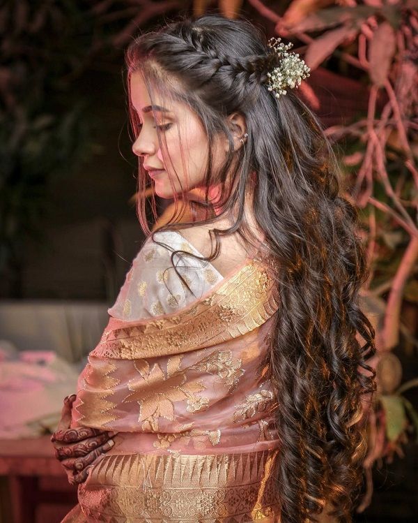 Curly Hairstyle For Brides o Flaunt At Big-Fat Indian Weddings! #wedding_chicks #hairstyle #curlyhairstyle #curlyhairstyleforbridal #bridalcurlyhairstyle #bridalhairstyle #weddinghairstyle #hairstyleforwedding #hairstyleforbridal Bridal Hairstyle Indian Wedding, Bridal Hair Buns, Bridal Hairdo, Indian Bride Hairstyle, Long Hair Wedding Styles, Front Hair Styles, Medium Hair Styles, Curly Hair Styles, Open Hairstyles