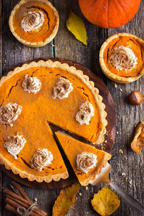 Une recette facile et délicieuse de tarte au potiron ou potimarron sucrée #recette#potiron#tarte#dessert#mavieencouleurs#automne#halloween Salty Tart, Dessert Halloween, Pumpkin Tarts, Weird Food, Pastry Cake, Fruit Desserts, Food Presentation, Whipped Cream, Food Lover