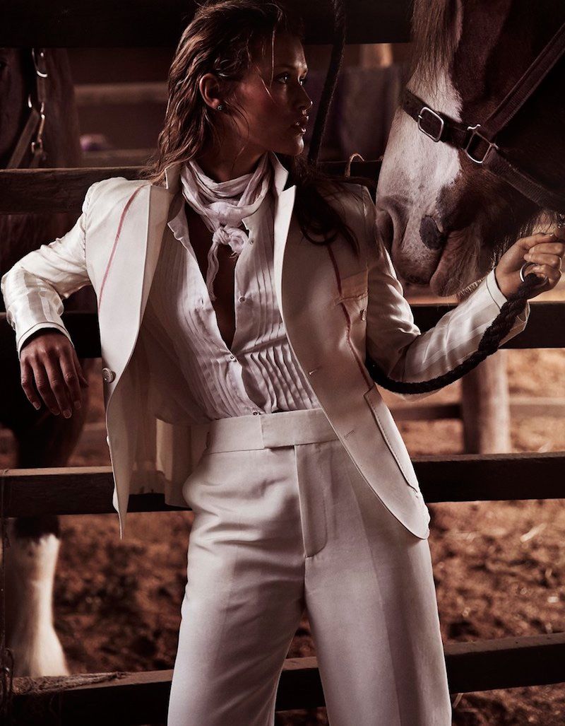 Posing next to a horse, the model suits up in Bally jacket and pants with Karen Walker pleated shirt for Grazia Magazine Australia November 2016 editorial Horse Fashion, Fashion Shoot, Look Fashion, Preppy Fashion, Horse Photography Poses, Fashion Photography, Editorial Photography, Vogue Editorial, Editorial Fashion
