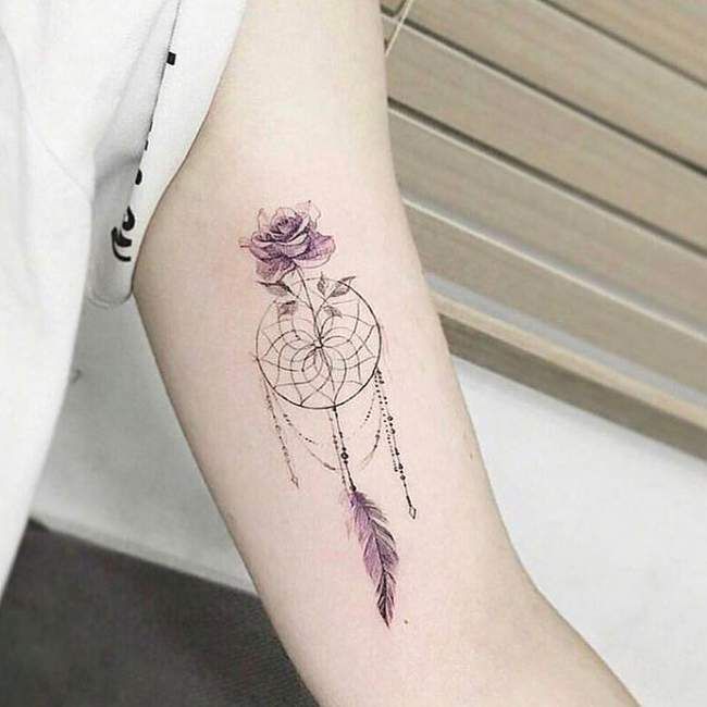 tatouage de femme : tatouage attrape rêve new-school sur bras
