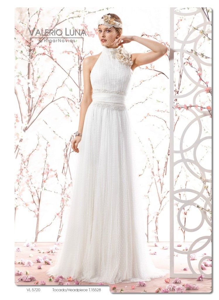 este romántico y original vestido de novia está elaborado en tul de