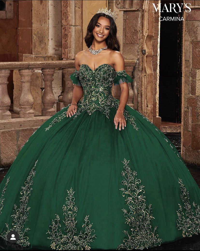 green quince dress | Quince dresses, Quinceanera themes dresses, Green