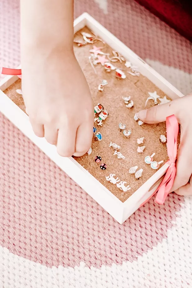 DIY Stud Earring Holder - Decorhint - Home Decor And DIY Projects