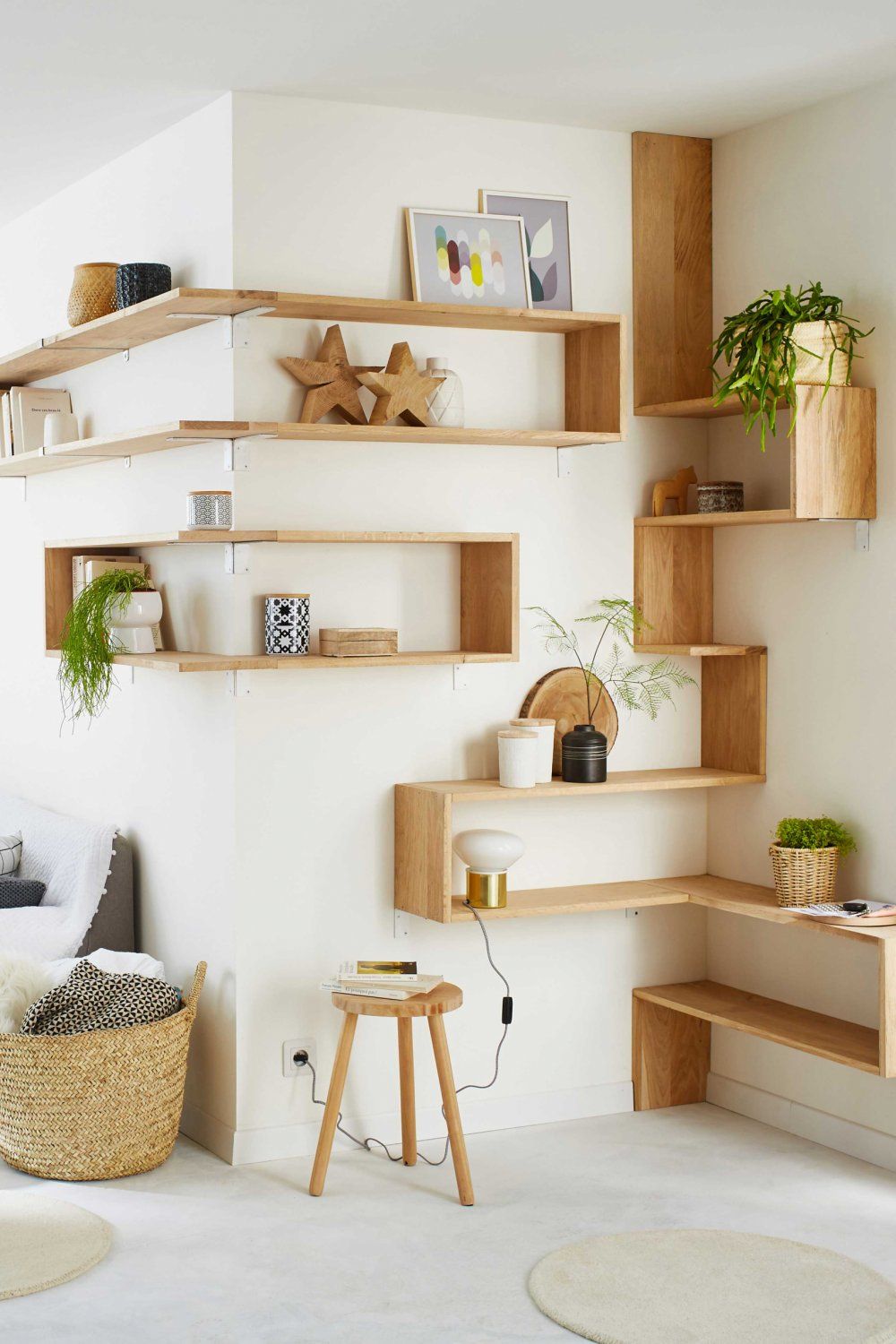 15 meubles d'angle déco et parfaits pour optimiser le salon ! Interior, Home, Oak wall shelves 15 meubles d'angle déco et parfaits pour optimiser le salon ! Interior, Home, Oak wall shelves