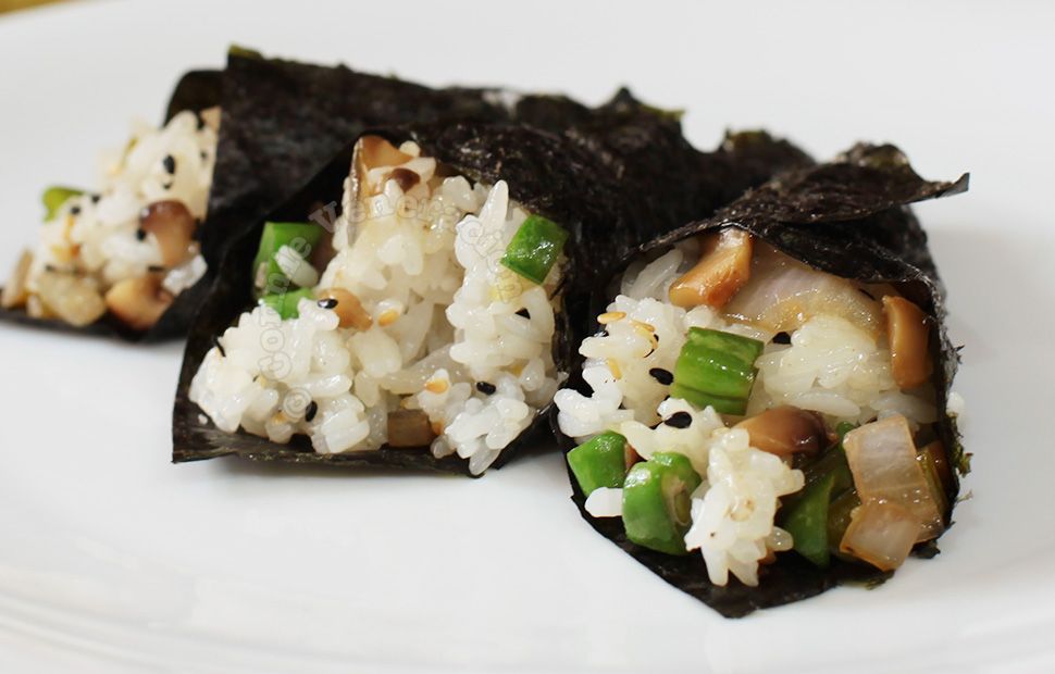 Nori-wrapped sticky rice, shiitake and green beans | casaveneracion.com