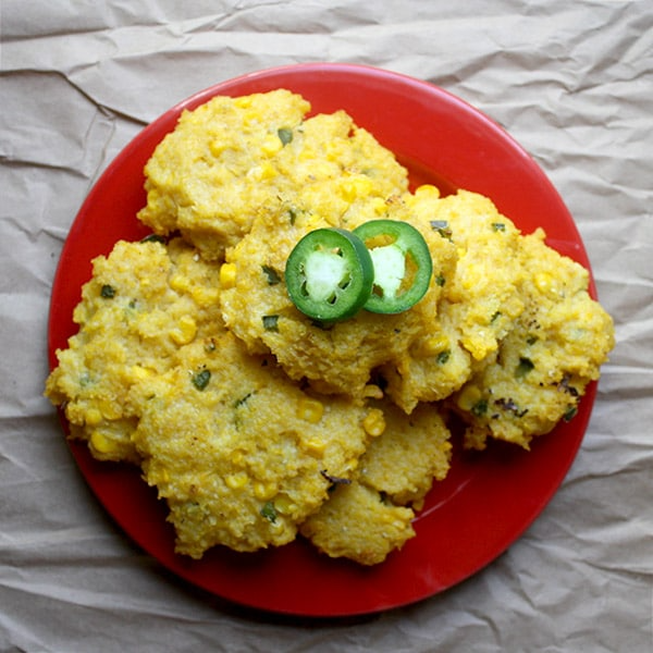 Baked Grit Cakes with Corn and Jalapenos Vegan Brunch Recipes, Vegan Holiday Recipes, Vegan Appetizers, Breakfast Recipes, Vegetarian Recipes, Healthy Recipes, Vegan Meals, Vegan Food, Fried Grits Recipe