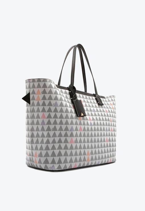 Ícone da Schutz, a estampa Triangle ganhou um update para esse verão e surge ainda mais irresistível! Aqui, o print agrega personalidade e estilo de sobra à prática shopping bag - o ótimo espaço interno da queridinha Nina continua o mesmo, perfeito para acomodar todos os seus daily essentials (e mais um pouco)! Verdadeiro must have! *Tag personalizável.
Dimensões (LAC): 20x31x38 Louis Vuitton Damier, Triangle, Pattern, Shopping, Bags, Products, Block Prints, Personality, Style