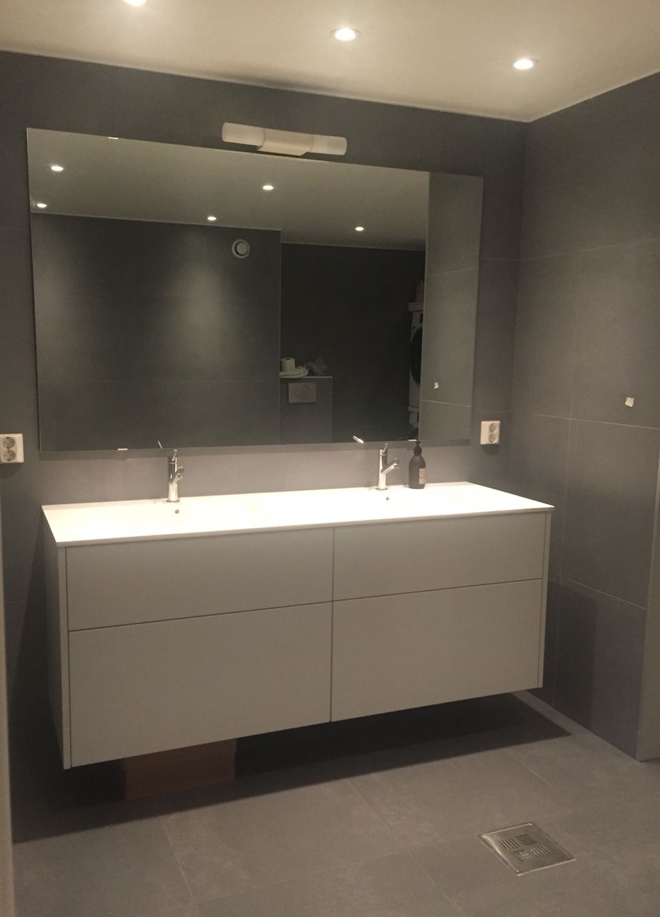 Minimal bathroom with large tiles (micron 2.0 by norfloor) #kvik ... Badeværelse kvik