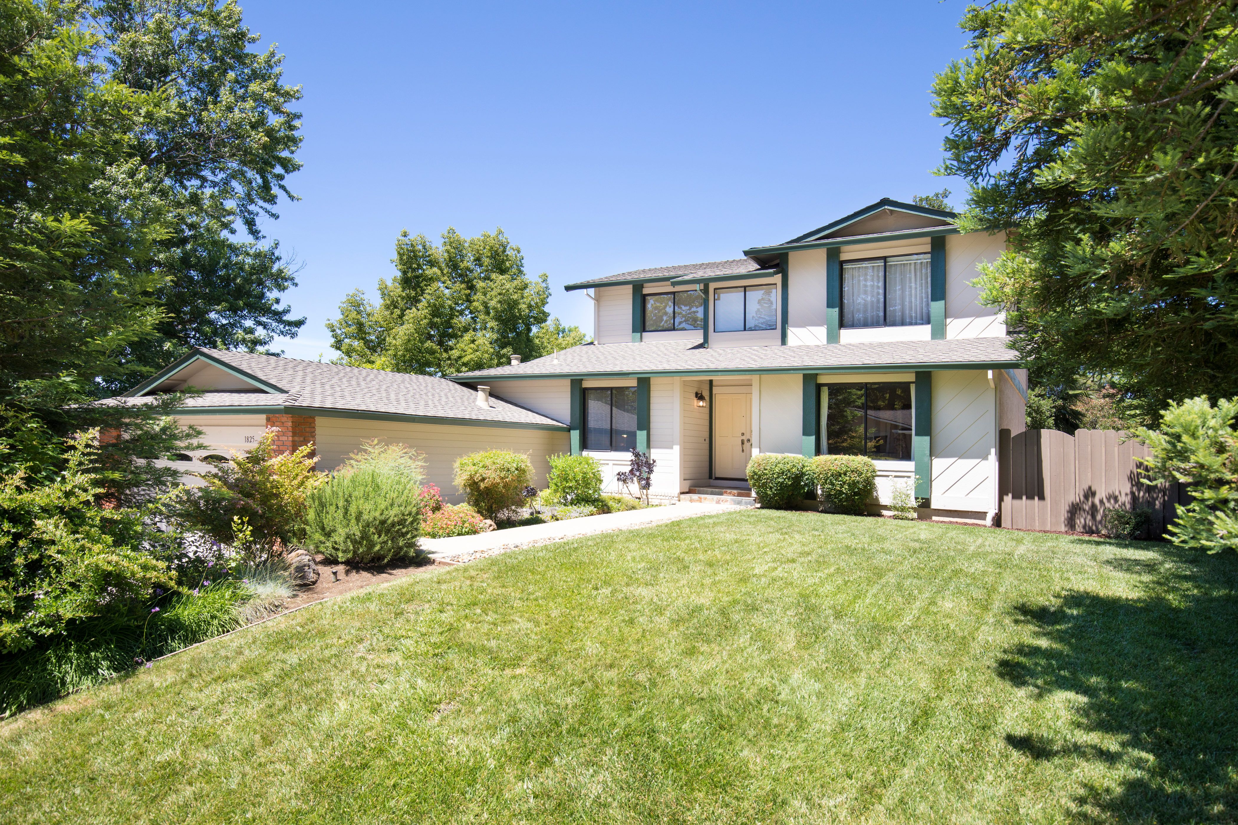 1825 Yolanda Circle, Clayton~Formal dining and eat in ...