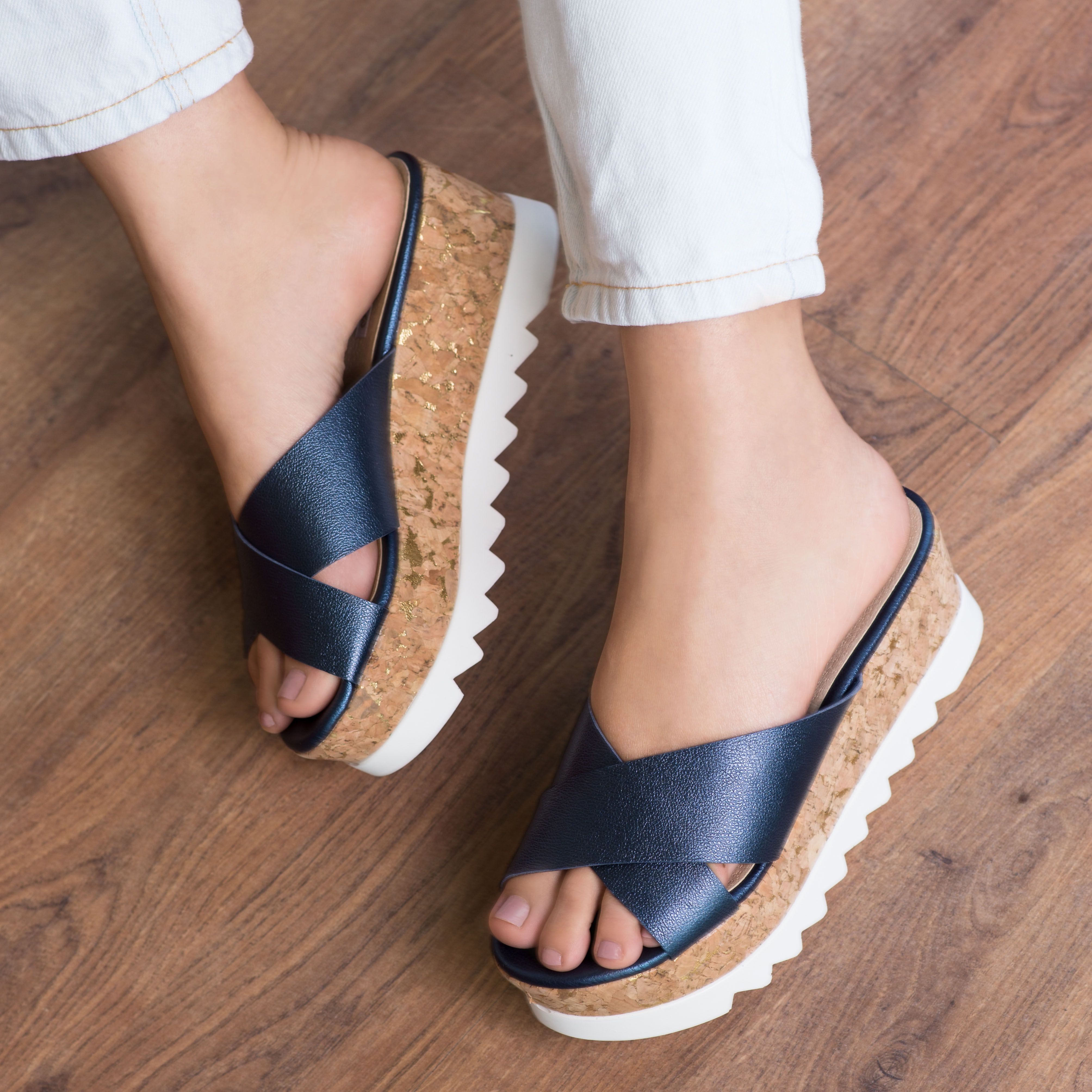 Sandálias | Calçados Bottero | Sapatos da moda, Calçados femininos confortáveis, Chinelos anabela