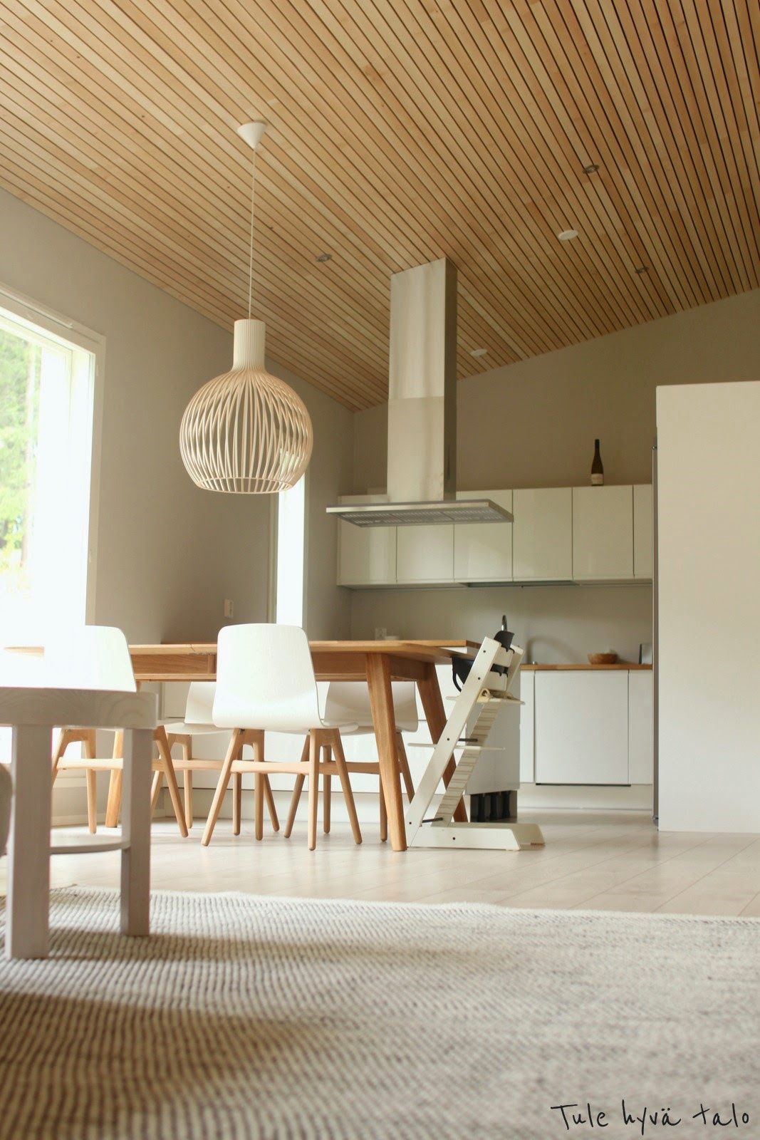 Tule hyvä talo: Esittelyssä ruokailutila Vaulted Ceiling Kitchen, Timber Ceiling, Wood Ceilings, Cabin Design, Cottage Design, Minimal House Design, Modern Kitchen Design, Kitchen Interior, House Interior