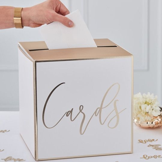 La caja para sobres de regalo está hecha de cartulina blanca con acabados dorados que le darán un toque de clase a tu boda. Cómprala en The Wedding Shop! Gold Wedding Card Holder, Wedding Card Post Box, Gold Foil Wedding, Wedding Boxes, Wedding Cards, Wedding Card Box Ideas Elegant, Gift Table Wedding, Kraft Wedding, Postbox Wedding