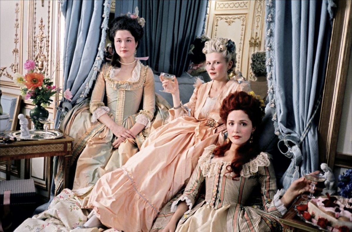 marie-antoinette-2006-12-g.jpg (1200×792) | Marie antoinette, Idées de mode, Mode du xviiie siècle