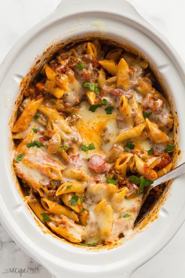 This Slow Cooker Baked Ziti is actually made completely in the crockpot -- even the pasta! It is so much easier than the traditional version! {RECIPE VIDEO} Crockpot Dishes, Crockpot Recipes Slow Cooker, Crock Pot Slow Cooker, Easy Crockpot, Crockpot Beef, Healthy Crockpot, Crockpot Appetizers, Vegetarian Crockpot, Ziti Recipes