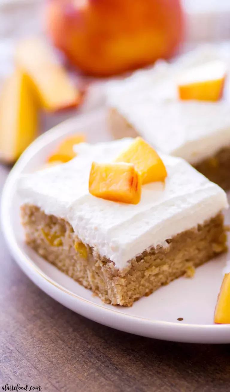 23 Delicious Peach Desserts for Summer - OMG Chocolate Desserts Easy Summer Dessert Recipes, Peach Dessert Recipes, Fun Desserts, Delicious Desserts, Snack Recipes, Foodie Recipes, Chocolate Desserts, Healthy Desserts, Pie Recipes