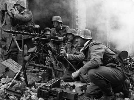 Grossdeutschland troops with an MG34 mounted on a Lafette German Soldiers Ww2, German Army, Military Art, Military History, Mg34, Foto Portrait, Germany Ww2, War Photography, Military Pictures
