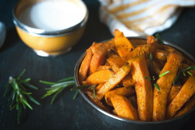 Süsskartoffel-Pommes zubereiten: Rezept + Ideen für leckere Saucen #potatowedgesselbermachen