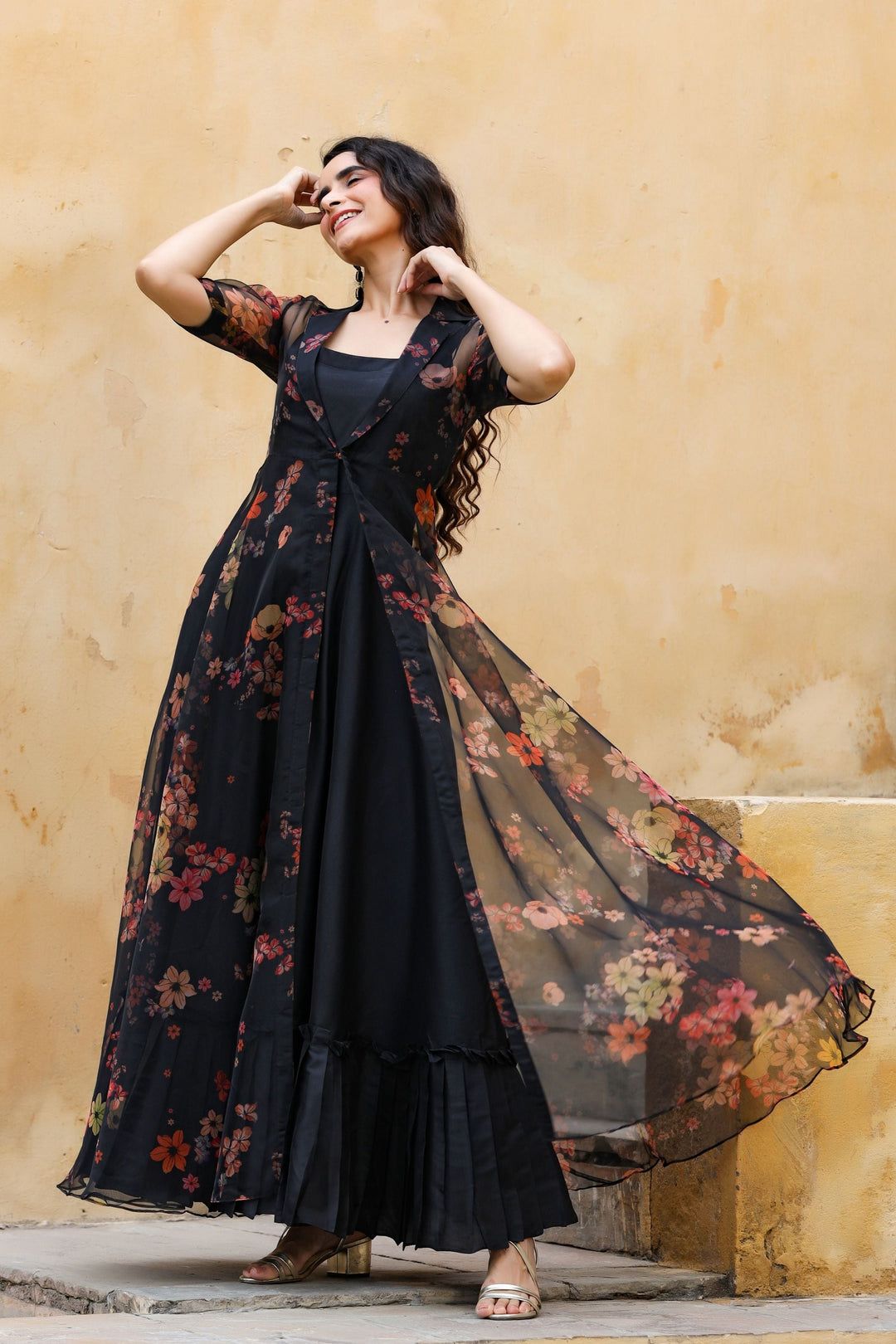 Be it those weekend getaways or evening cocktails, be ready with this Dazzle Black Layered Dress. Crafted with perfection, this Notched Collar Organza Jacket teamed with Santoon Silk Inner adds grace to your personality. Balanced colours and super soft fabrics will surely keep eyeballs rolling. Neck Style Jacket - Notc Long Gown Design, Fancy Dress Design, Stylish Dress Designs, Designs For Dresses, Frock Design, Party Wear Indian Dresses, Designer Party Wear Dresses, Dress Indian Style, Indian Fashion Dresses