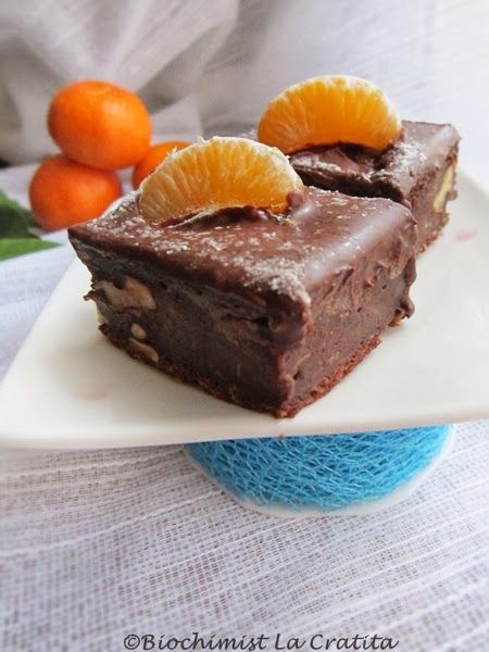 Negresa cu mere (de post) 350 g faina de grau 30 g cacao 270 ml lapte de nuci 200 ml apa plata 72 ml ulei floarea soarelui 1/2 plic praf de copt 100 g miez de nuca 4 mere rosii mari (~500 g) 1 lgt cu varf scortisoara macinata Glazura: 100 g ciocolata neagra (50% cacao) 2 lgt ulei Decor: felii de clementina zahar pudra Food Photo, Brownie, Desserts, Tailgate Desserts, Deserts, Postres, Dessert, Food Photography, Plated Desserts