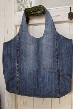 Vor einiger Zeit, zeigte Ute eine Charlie-Bag die sie aus einer alten Jeans genäht hatte. Diese hat mir so gut gefallen, dass ich mir a... #vieuxjeans