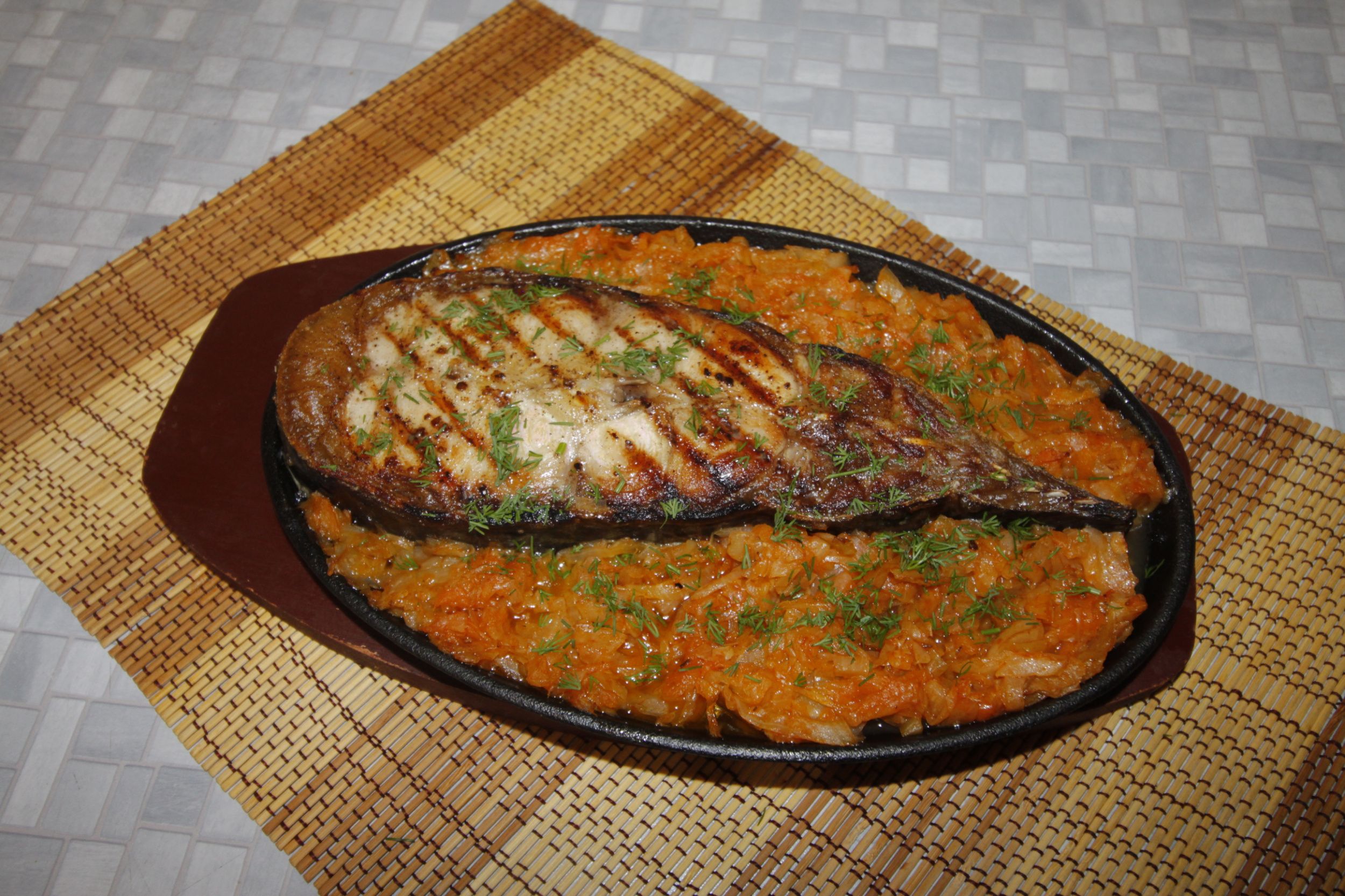 Сочный сом, запечённый с гарниром https://dikoed.ru/recipes/sochnyy-som-zapechyennyy-s-garnirom/?utm_source=pinterest&utm_term=18820 Запекание в духовке — беспроигрышный способ приготовления сома. Так рыбка пропитается сливочным маслом и получится нежной, мягкой и очень сочной. Grains, Rice, Beef, Recipes, Food, Meat, Essen, Meals, Eten