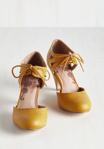Shimmy My Way Heel In Goldenrod Mod Retro Vintage Heels Modcloth Com Moda Stilleri Moda Stil