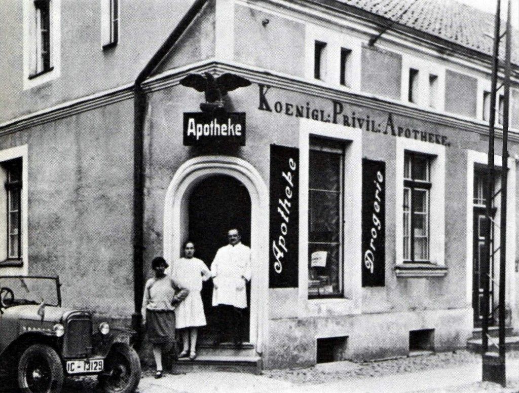 Allenburg Königliche Apotheke Apotheker Schmidt steht vor seiner