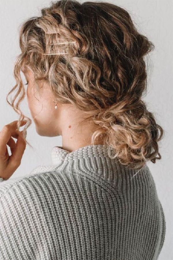 One of the perks of having curly hair is that it doesn’t take that much effort to do a nice updo. Check out these ideas to style your hair during the holidays and special occasions. Diy Hairstyles Easy, Effortless Hairstyles, Heatless Hairstyles, Summer Hairstyles, Braided Hairstyles, Womens Hairstyles, Hairstyle Ideas, School Hairstyles, Stylish Hairstyles