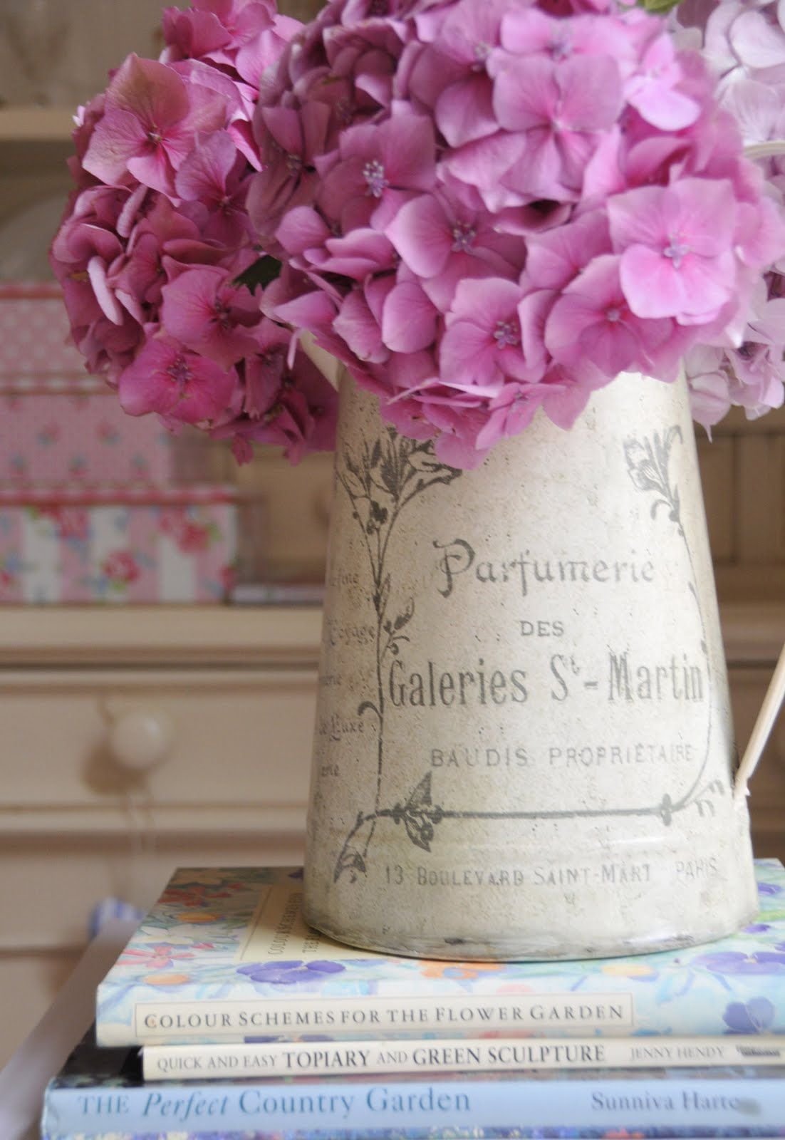 Pink Hydrangeas In Parfumerie Pitcher <3 Hortensia Hydrangea, Hydrangea Garden, Pink Hydrangea, Flower Garden, Deco Floral, Floral Design, Floral Centerpieces, Floral Arrangements, Flower Arrangement