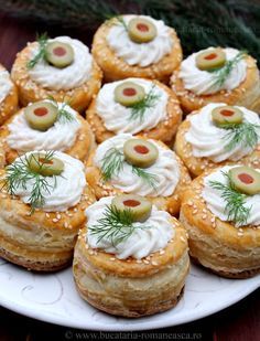 Aperitiv cu icre si masline Appetizer Dishes, Finger Food Appetizers, Appetizer Recipes, Creative Desserts, Creative Food, Silvester Snacks, Easy Puff Pastry Recipe, Amazing Food Decoration, Good Food