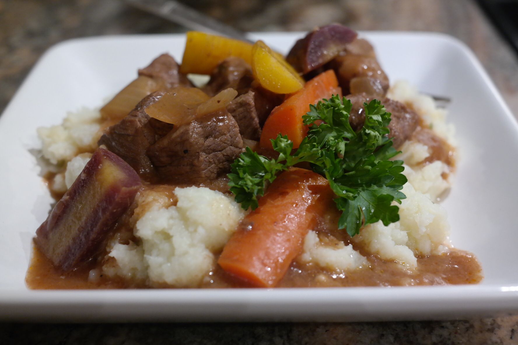 Whole 30: Beef Stew with Cauliflower Mash Paleo Beef Recipes, Paleo Soup, Lunch Recipes, Real Food Recipes, Donut Recipes, Cauliflower Dishes, Mashed Cauliflower, Beef Srew, Beef Broth