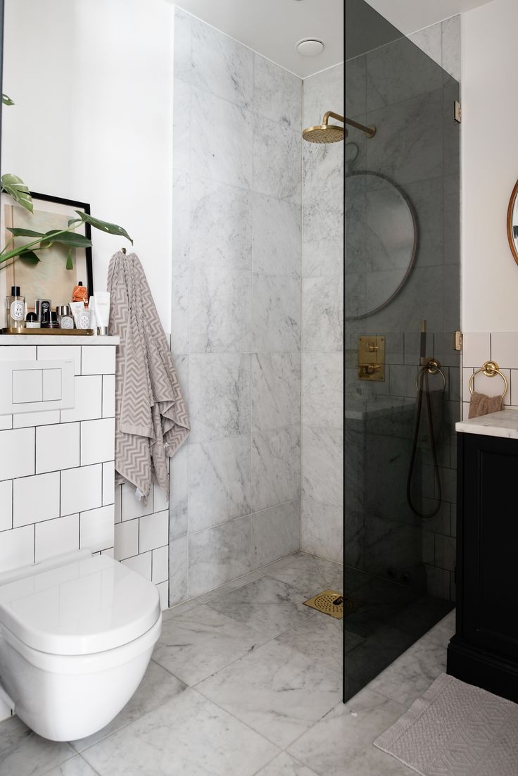 Svart och mässing i litet badrum Toalett design, Badrumsinspiration