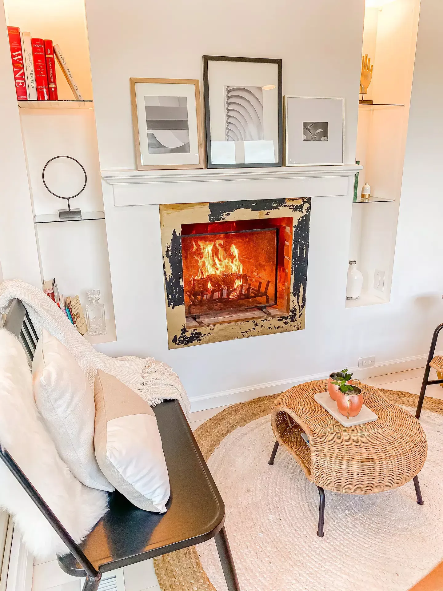 Cette maison cachée des regards est une ancienne maison de pêcheurs - Planète Déco Fishermans Cottage, Airbnb, Retreat, Beach House, Rental, Fireplace, Cabin, Vacation, Dining