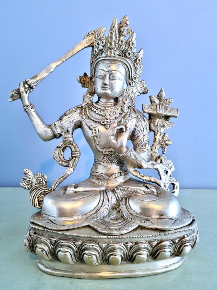 Dit bronzen Manjushi beeld is uitgevoerd in exclusief medium mat zilveren patina. Met het zwaard verdrijft hij de duisternis en de onwetendheid. Een prachtig symbool in een zwaar bronzen uitvoering. Afmetingen: h x b x d: 31 x 23,5 x 12,5 cm. Materiaal: Brons. Gewicht: 3,6 kg. Herkomst: India. Te koop: Van 240,00 voor 199,00 euro. For shipping to other countries, please contact us for more information: contact@boeddhacentre.nl.