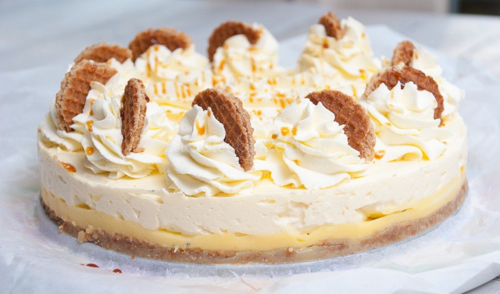 Bijna had ik de moed opgegeven dat het me ooit zou lukken: een straffe stroopwafeltaart presenteren. Bijna. Want opgeven doe ik niet zo snel. Wat er misging bij voorgaande pogingen? De vulling bestaan Dutch Recipes, Tart Recipes, Baby Food Recipes, Sweet Recipes, Baking Recipes, No Bale Cheesecake, Mini Cheesecake, Stroopwafel Recipe, Cake Desserts