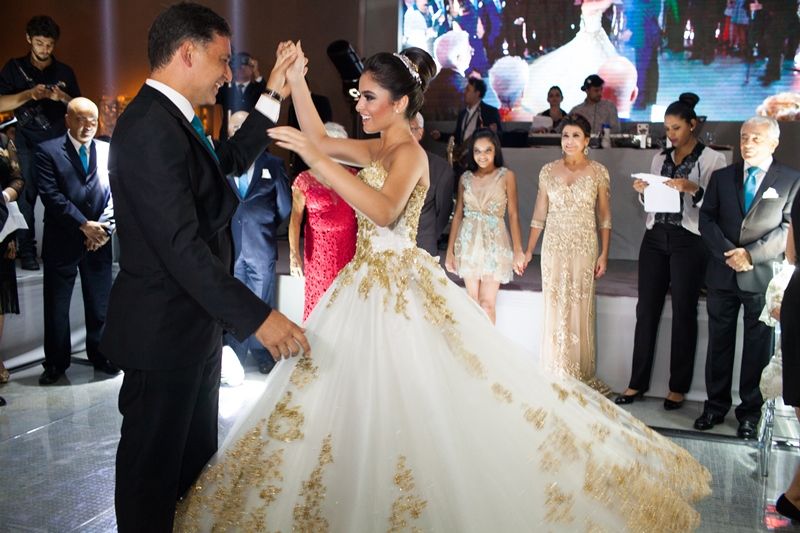 vestido de 15 anos branco com dourado