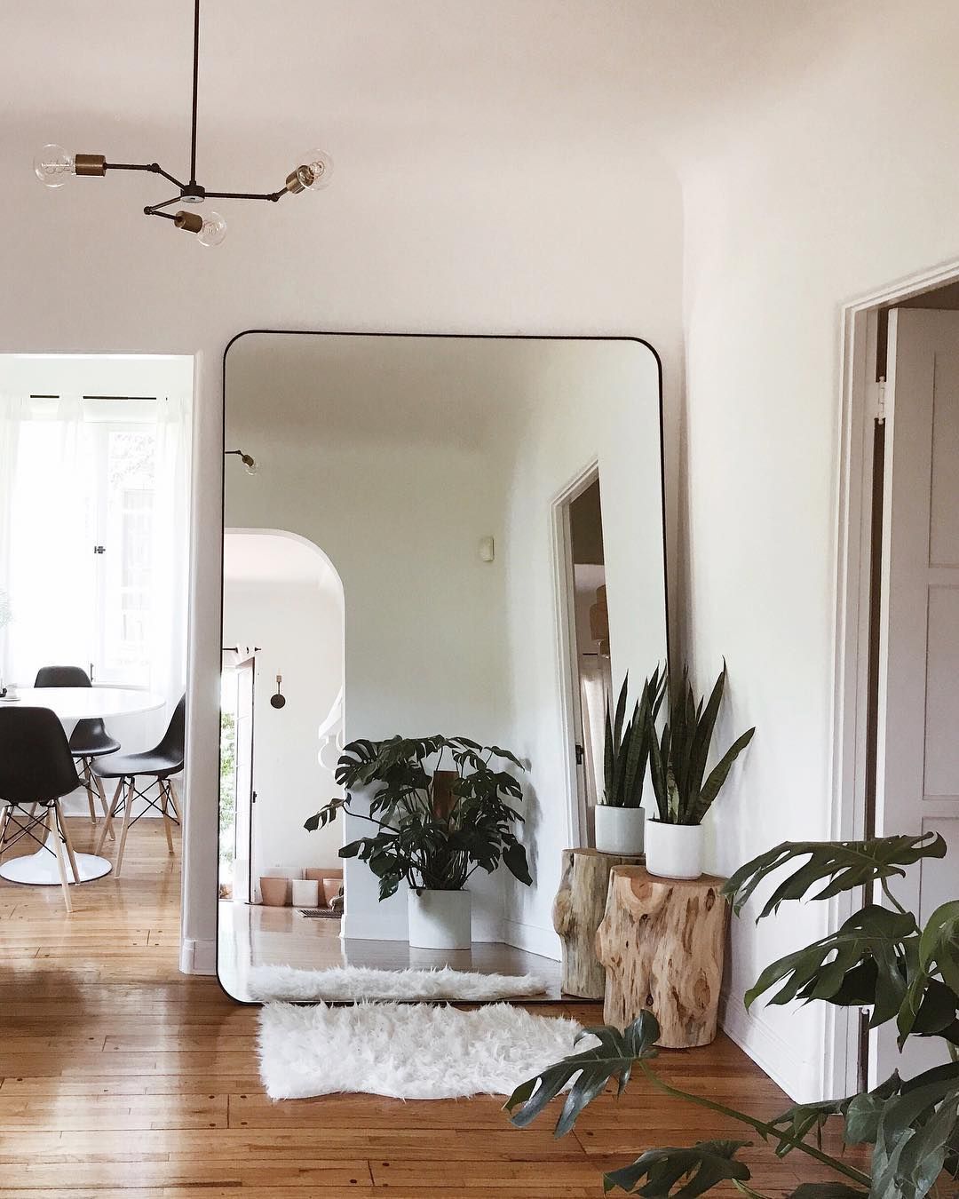 Espelho grande: 70 modelos e dicas para melhor usá-lo (FOTOS) Living Room Decor Apartment, Minimalist Apartment Decor, First Apartment Decorating, Minimalist Home Decor, Apartments Decorating, Minimalist House, Apartment Furniture, Minimalist Living Room, Bedroom Furniture