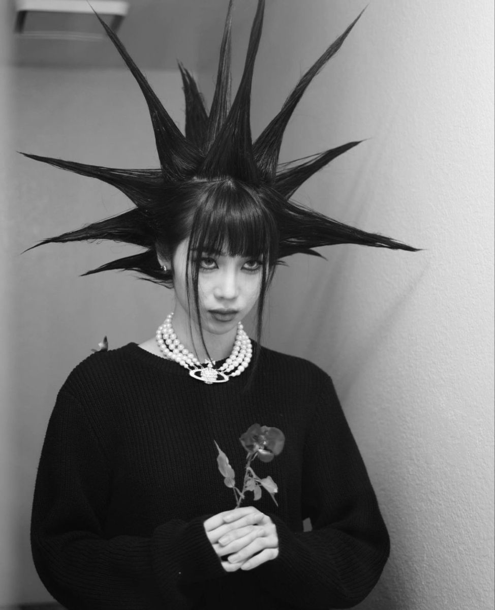 Pin by Lore Lutzke on hot | Punk princess, Punk hair, Art reference poses
