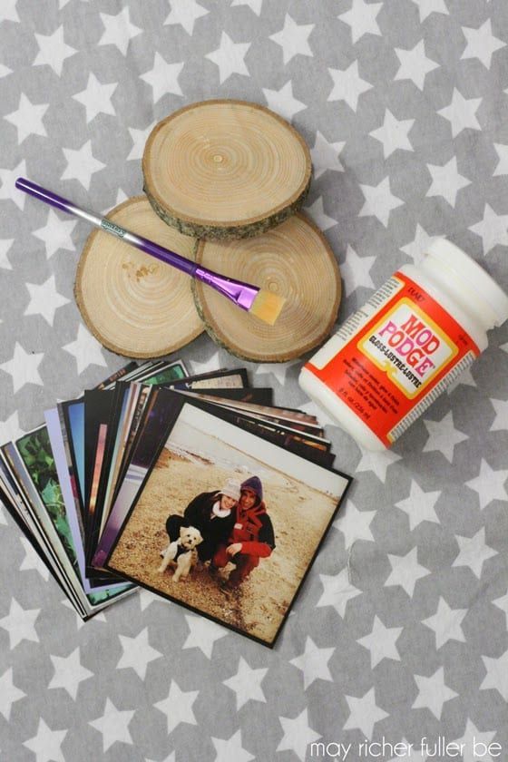 Easy Creative DIY Photo Christmas gifts for family for boyfriend for friends for Mom and for Grandparents! Cute and cheap homemade wood crafts gift on a budget. #rustic Boyfriend Mom Gifts Christmas, Gifts For Boyfriend Parents, Creative Gifts For Boyfriend, Boyfriends Mom Gifts, Christmas Gifts For Parents, Diy Gifts For Dad, Diy Christmas Ornaments Easy, Photo Christmas Ornaments, Family Christmas Gifts